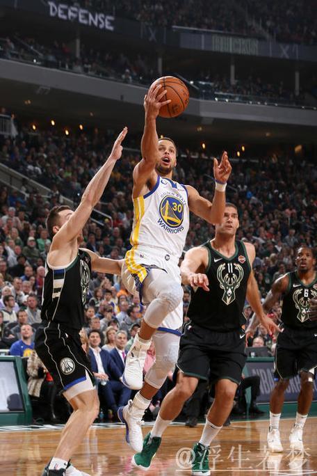 库里从中路突破上篮，打板得手。